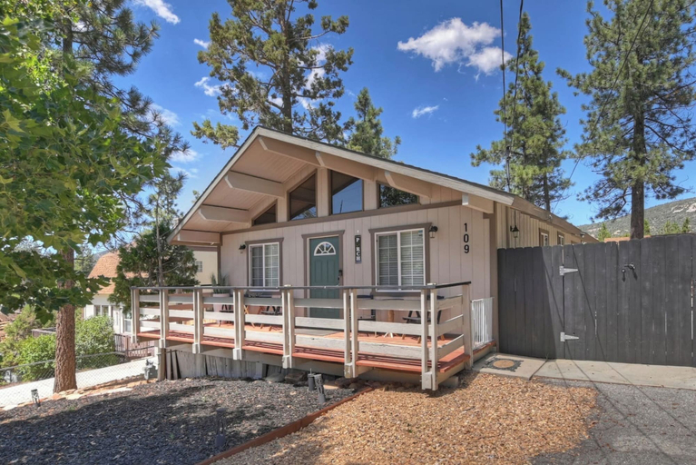 Exterior & Views 1, Bear Cub Cottage with HotTub & Firepit, San Bernardino