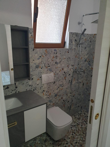 Others 5, Centre Vlore Guest House, Vlorës
