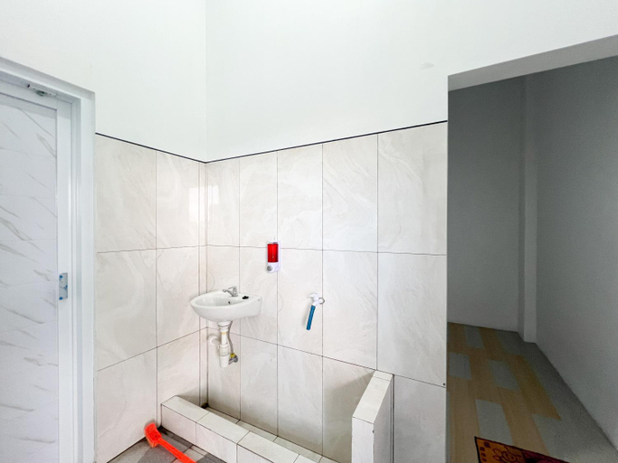 Bathroom 3, RedDoorz Syariah near Alun Alun Wonosobo 4, Wonosobo