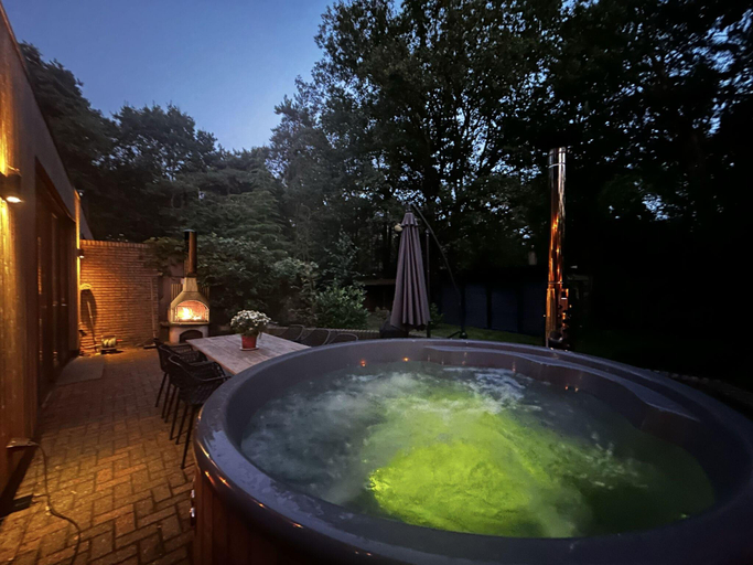 Sport & Beauty 2, Holiday Home in Zelhem with Hottub Forest, Zelhem