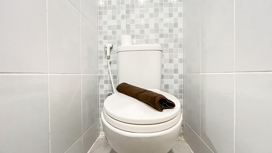 Bathroom 5, Relaxing Studio Room at Tokyo Riverside PIK 2 Apartment By Travelio, Tangerang