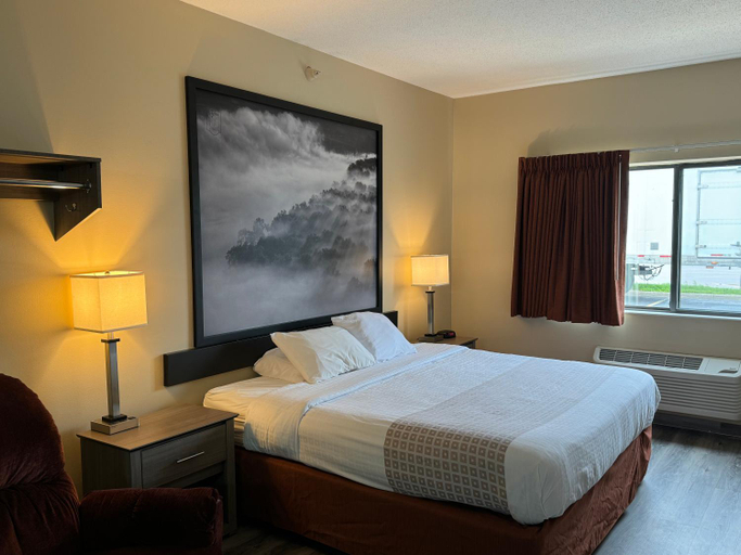 Bedroom 3, Super 8 by Wyndham Mason City, Cerro Gordo