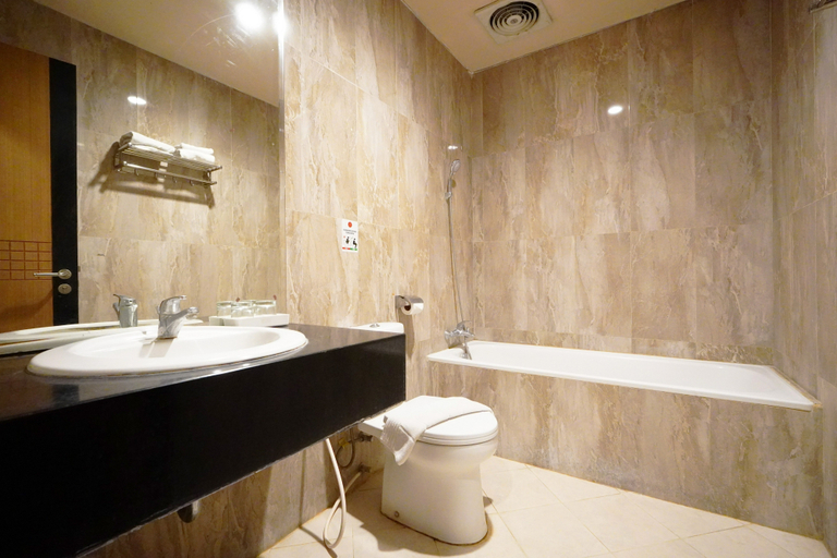 Bathroom 5, Sapadia Hotel Cirebon, Cirebon