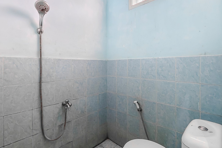 Bathroom, RedDoorz Syariah near RS Dr. Hafiz Cianjur, Cianjur