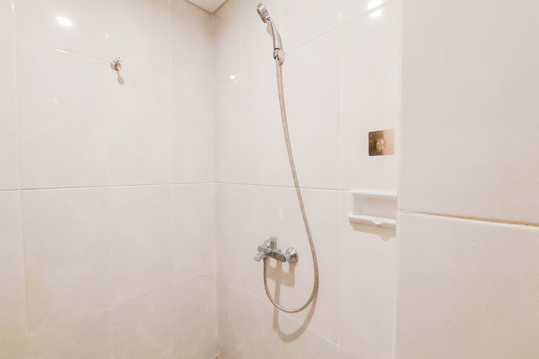 Bathroom 5, Simply Look Studio at Serpong Garden Apartment By Travelio, Tangerang