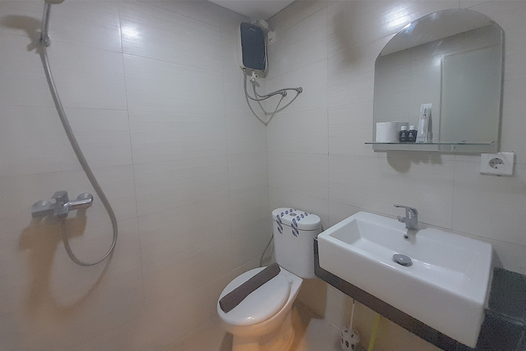 Bathroom 5, Modern and Homey 3BR Apartment at Gateway Pasteur By Travelio, Bandung