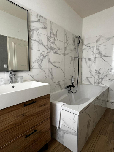 Bathroom 5, Hôtel Saint Julien, Maine-et-Loire
