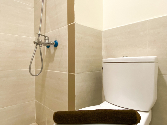 Bathroom 5, Restful and Simply Look 2BR Meikarta Apartment By Travelio, Cikarang