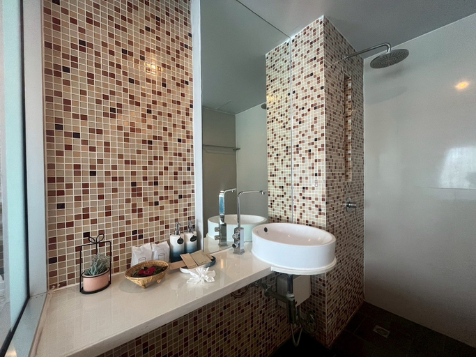 bathroom 12