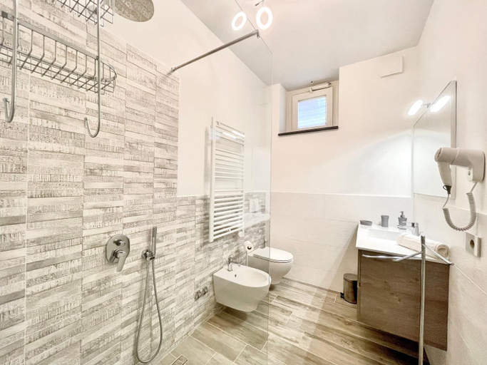 Shower 4, La Corte di Nonna Ada, Napoli
