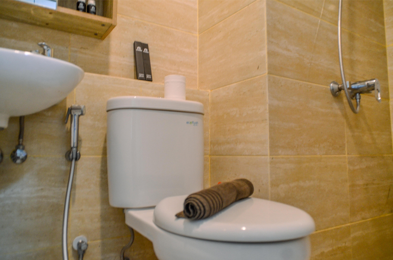 Bathroom 5, Scenic and Strategic Studio Apartment at Springwood Residence By Travelio, Tangerang