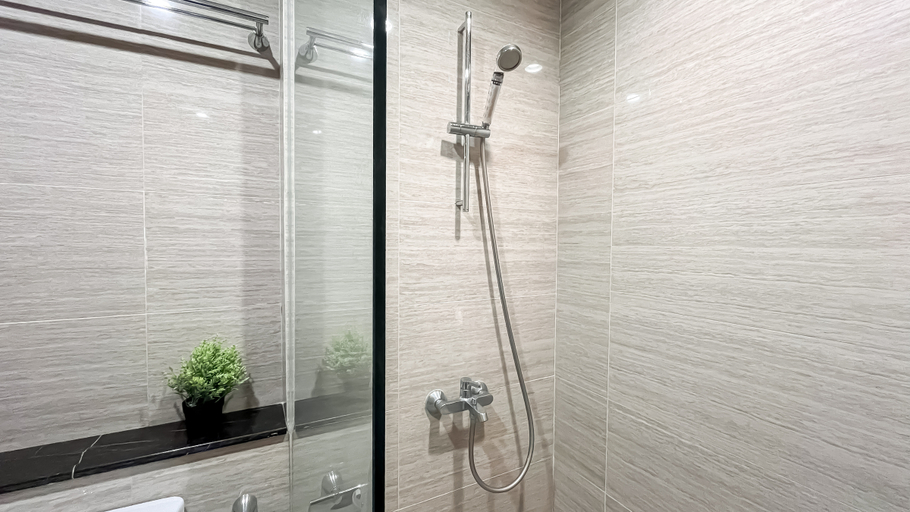 Bathroom 5, Spacious 3BR with Extra Room at Hillcrest House Apartment By Travelio, Tangerang