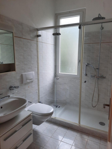 Shower 2, Ampia camera Locarno, Locarno