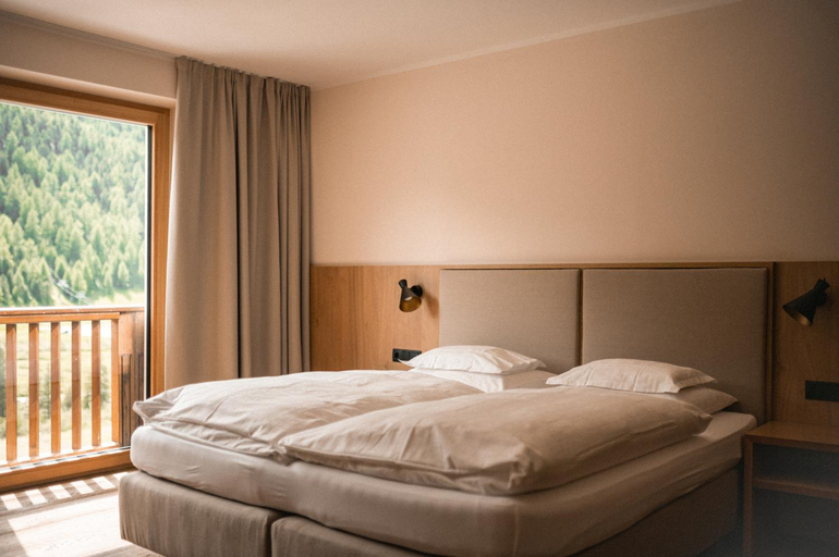 Bedroom 3, Hotel Cristallo, Bolzano