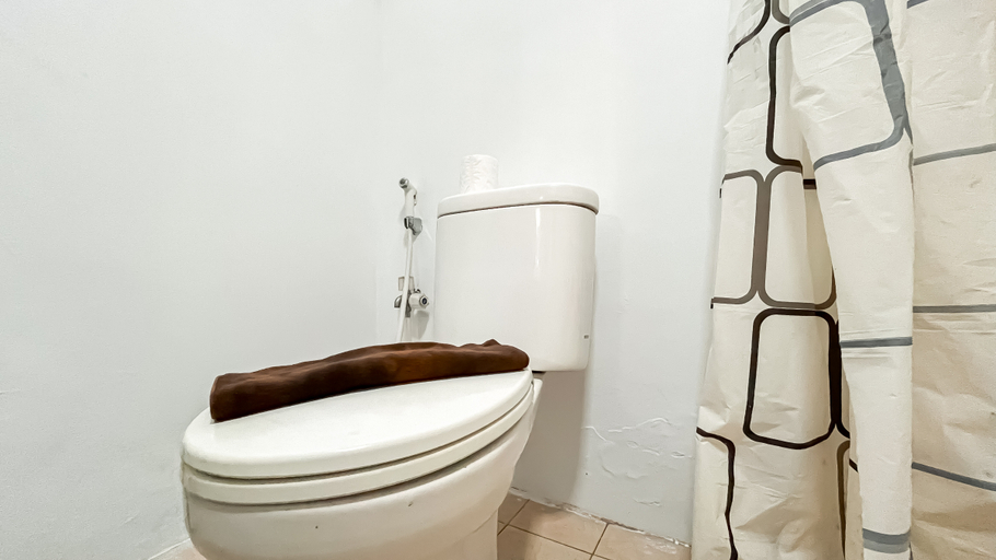 Bathroom 5, Homey Studio at Sahid Metropolitan Apartment By Travelio, Jakarta Selatan
