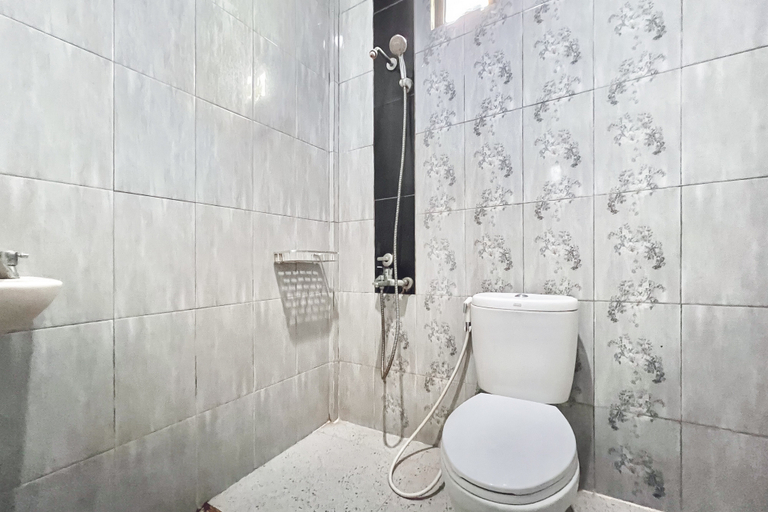 Bathroom 3, RedDoorz Syariah @ MJA Residence Duri, Bengkalis