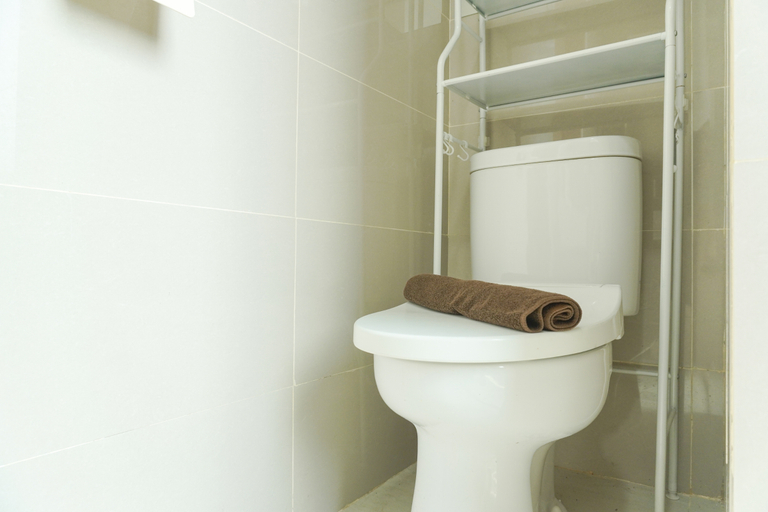Bathroom 5, Good Deal and Restful Studio Apartment B Residence By Travelio, Tangerang Selatan