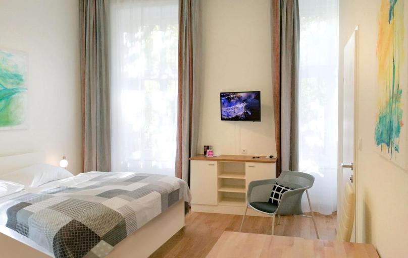 Bedroom 2, Riess City Hotel self check in, Wien