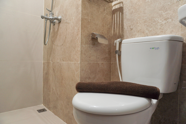 Bathroom 3, Modern Look and Nice Studio Transpark Bintaro Apartment By Travelio, South Tangerang