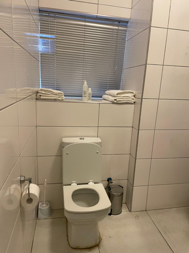 Bathroom 2, Stern self catering apartments, Windhoek East