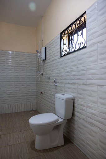 Bathroom 5, Nature's Inn, Karatu