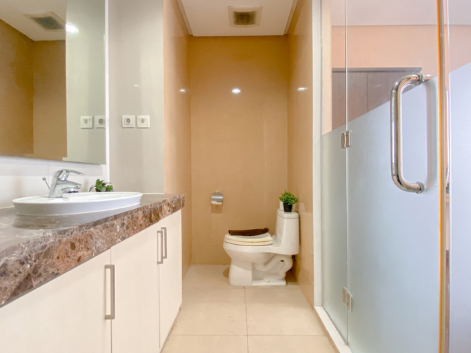 Bathroom 5, Nice and Homey Studio Apartment at Kemang Mansion By Travelio, Jakarta Selatan