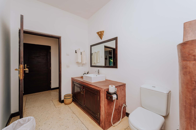 Bathroom 3, Daima Villas, Kusini