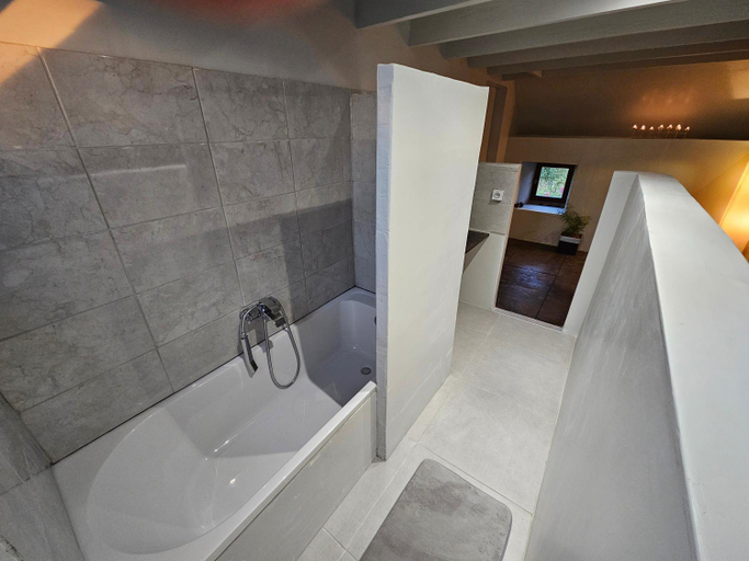 Bathroom 3, La Jeannoterie, Manche