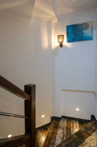 Others 5, POSH BEDS, Matara Four Gravets