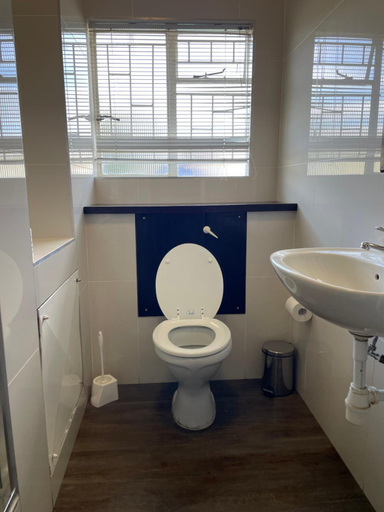 Bathroom 3, Stern self catering apartments, Windhoek East