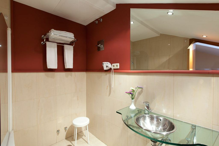 Bathroom 5, Hotel Ateneo, Madrid