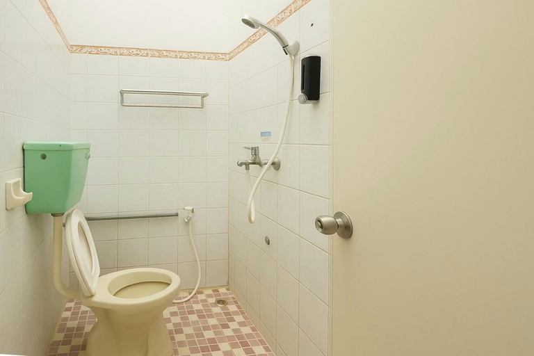 Bathroom, Hotel Bintang Mitra RedDoorz, Malang