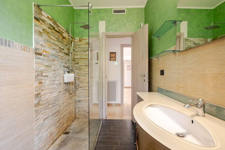 Bathroom 4, Massaroom, Bari
