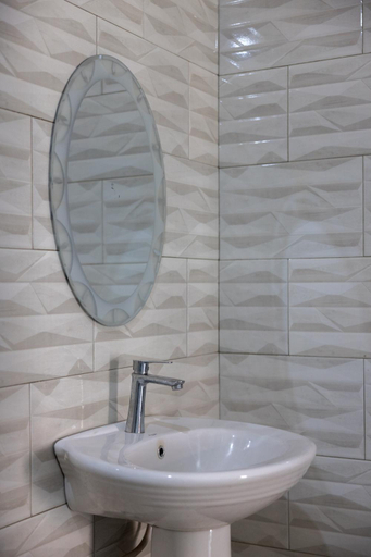 Shower, Nature's Inn, Karatu
