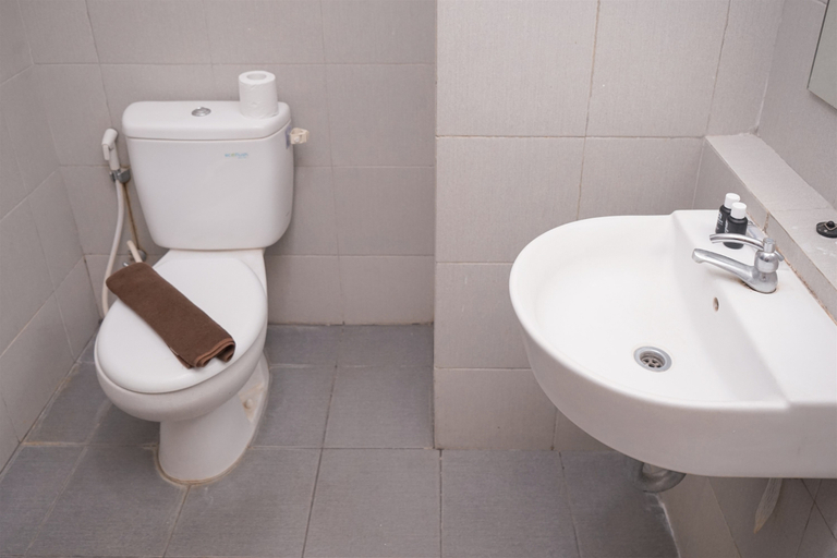 Bathroom 5, Spacious and Comfy Studio Apartment Bintaro Icon By Travelio, South Tangerang