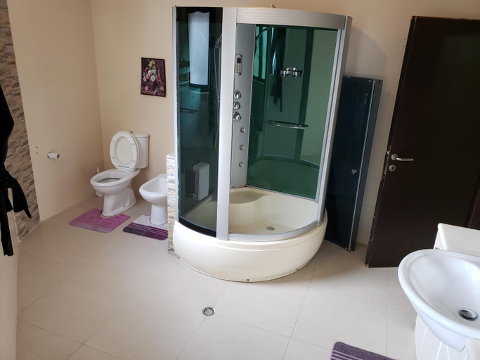 Bathroom 2, Karl Thopia Apartment, Durrësit