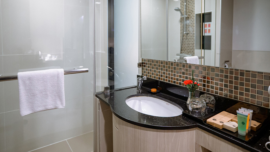 Bathroom 13