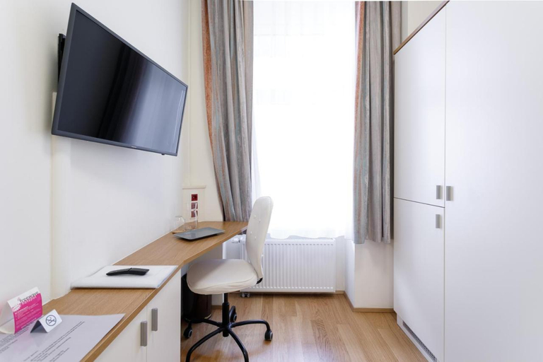 Bedroom 5, Riess City Hotel self check in, Wien