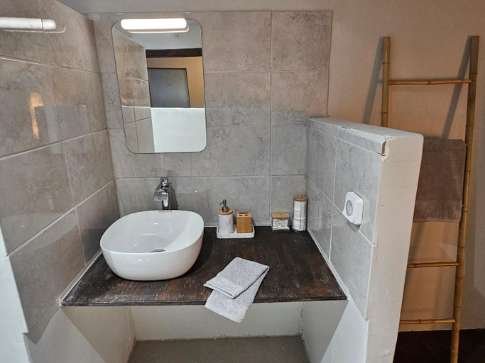Shower, La Jeannoterie, Manche