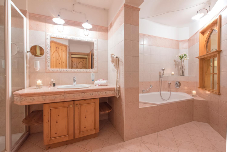 Bathroom 5, Hotel Vitalquelle Montafon, Bludenz