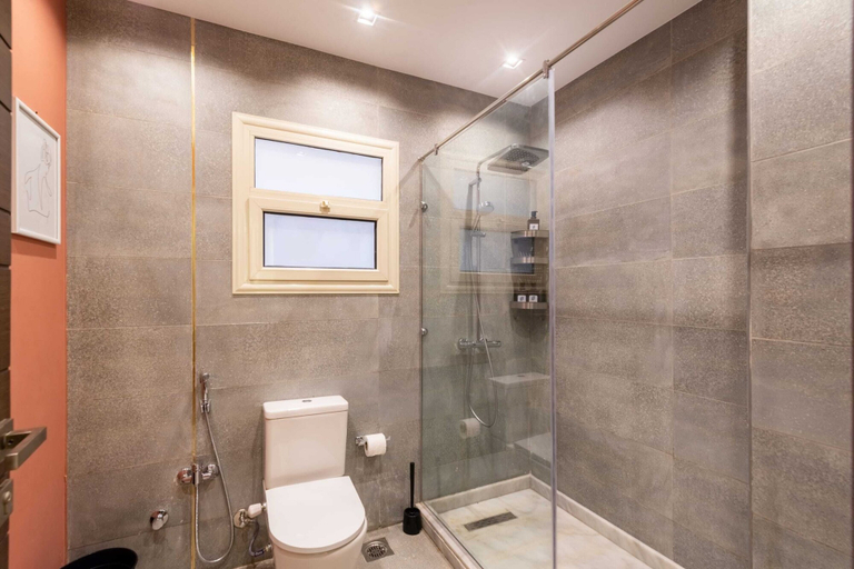 Bathroom 2, Xuru Stays I The Sleek & Ritzy 2 BDR 15 min From CAI Airpt, New Cairo City