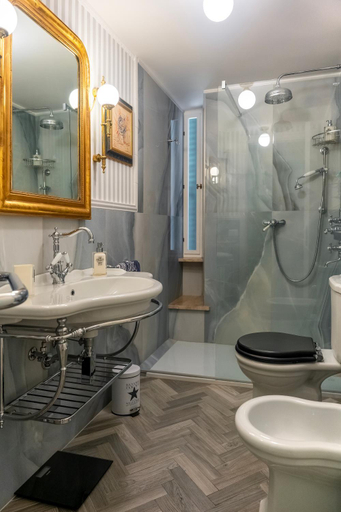Others 5, Regal House Anzio Manetti 16, Rome