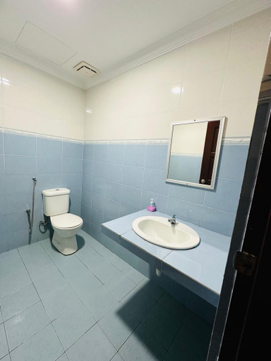 Bathroom 10