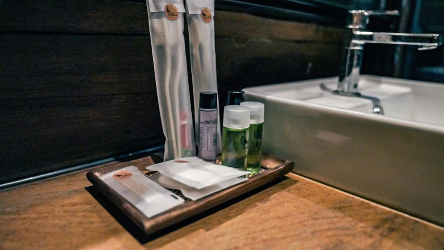 Bathroom 4, Letana Hotel Samuprakarn, Bang Phli