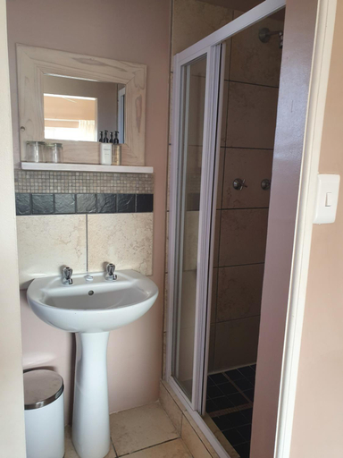 Bathroom 3, Nahoon Bed & Breakfast, Buffalo City