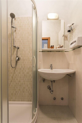 Bathroom 5, Hotel Deborah, Ravenna