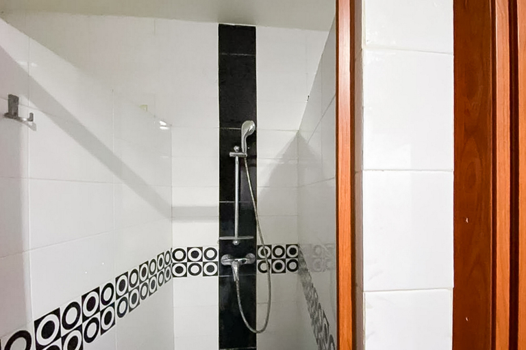 Bathroom 3, RedDoorz Hostel @ Finest Medan, Medan