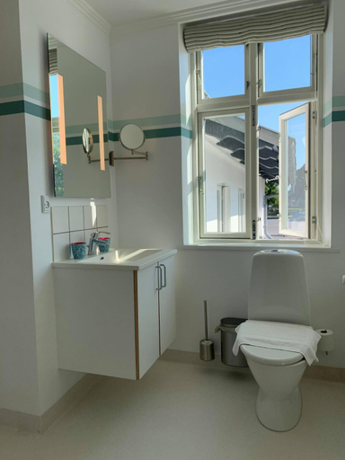 Bathroom 2, Glamsbjerg Hotel, Assens