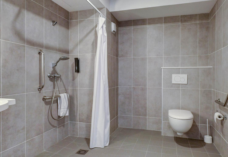 Bathroom 3, B&B HOTEL Besançon Valentin, Doubs