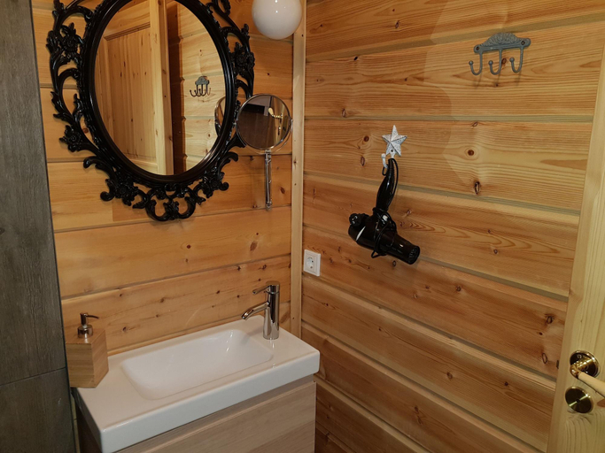 Bathroom 4, Stundarfriður, Helgafellssveit